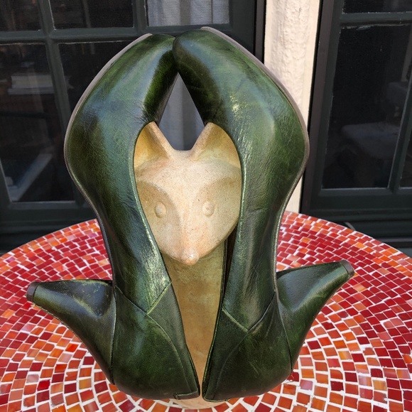 EUROPEA Green Leather Pump w Lifted Toe - Picture 1 of 8